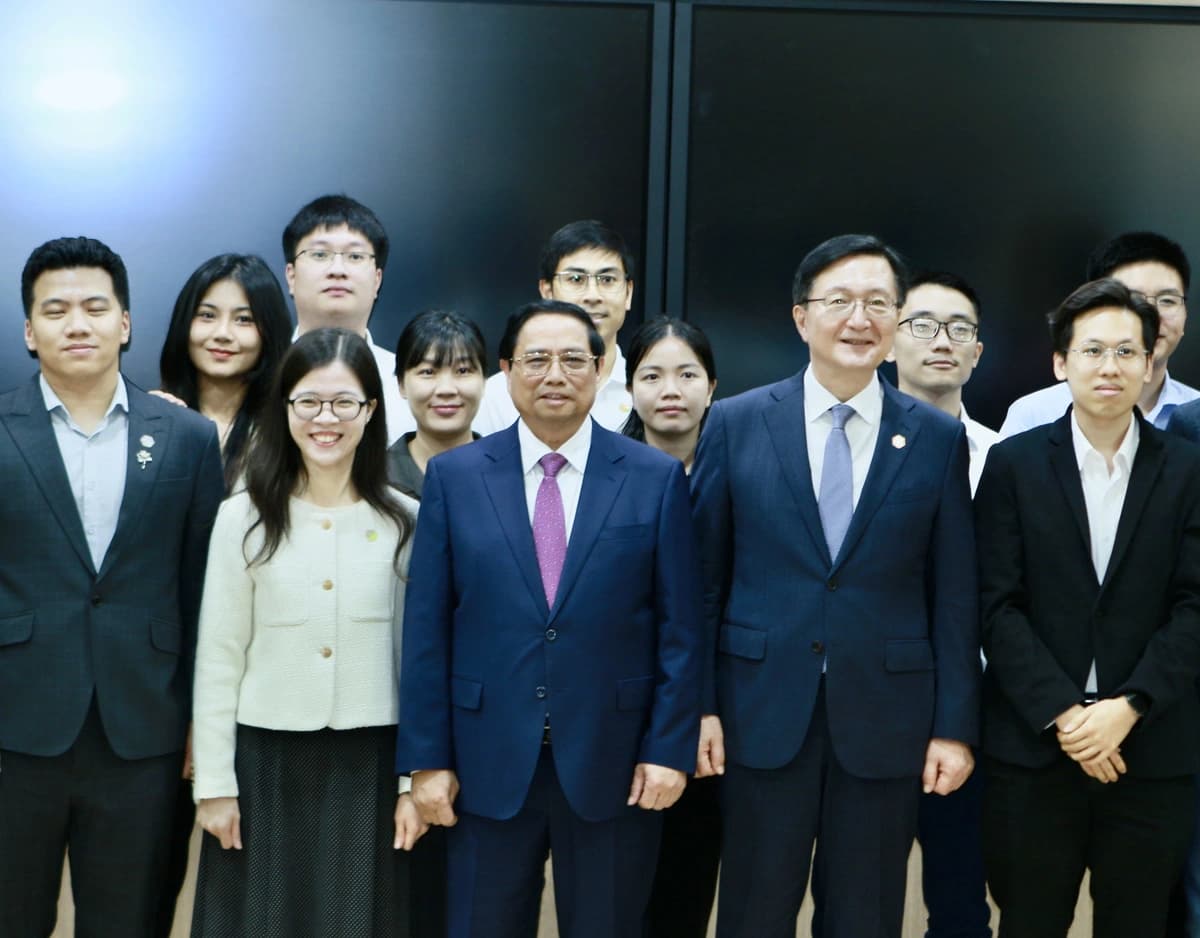 Prime Minister Pham Minh Chinh and the leaders of Seoul National University take a photo with delegates who are Vietnamese students and researchers.